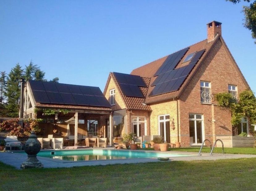 Karaktervolle villa aan natuurgebied met zwembad, poolhouse, praktijkruimte en bijgebouw op 2350 m²&lt;br /&gt;
&lt;br /&gt;
Op een zeldzaam mooie locatie, grenze